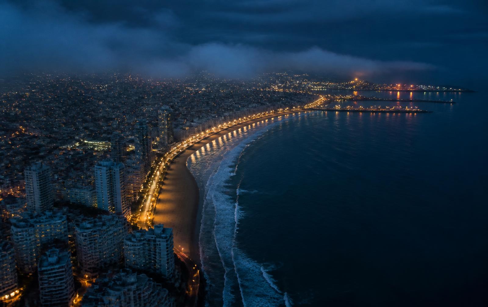 Vista nocturna de la costa de Mar del Plata
